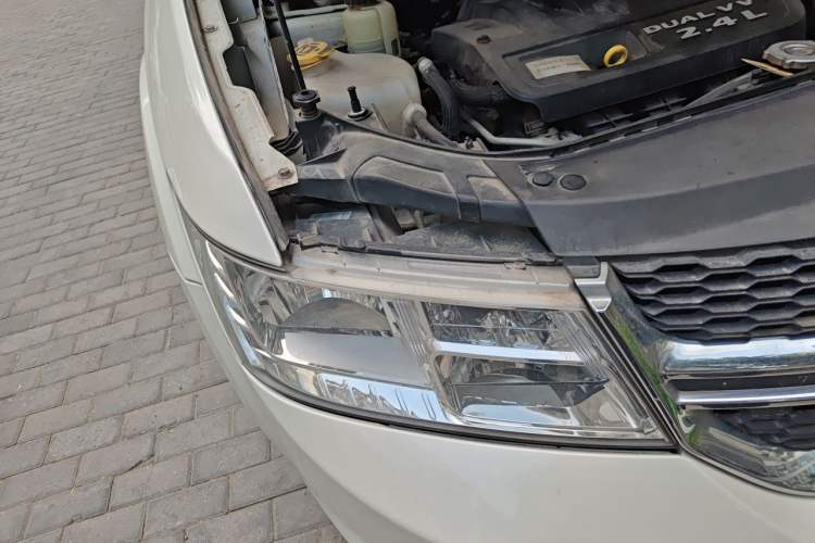 Used Dodge Journey 2013 2.4L Two-Wheel Drive Luxury Version Right Front Headlight