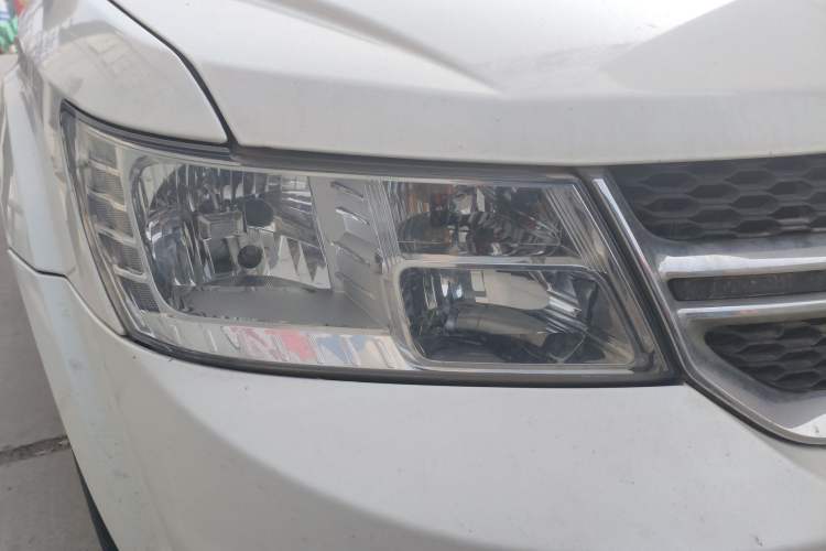Used Dodge Journey 2013 2.4L Two-Wheel Drive Luxury Version Right Front Headlight
