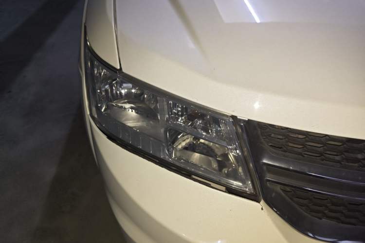 Used Dodge Journey 2013 2.4L Two-Wheel Drive Luxury Version Right Front Headlight