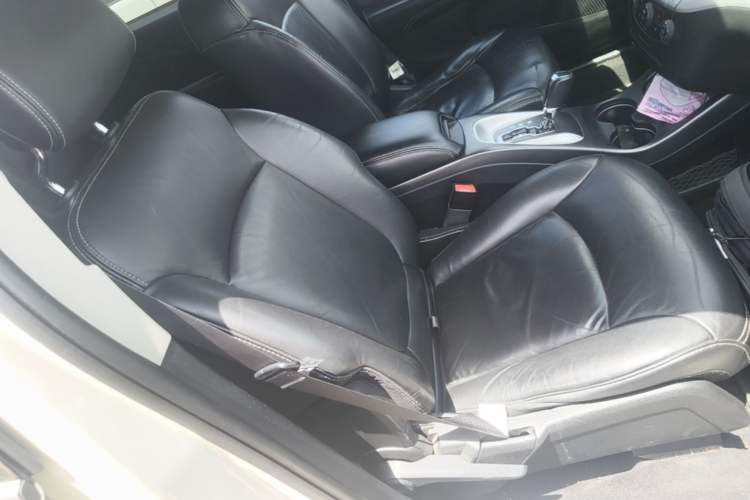 Used Dodge Journey 2013 2.4L Two-Wheel Drive Luxury Version Right Front Seat