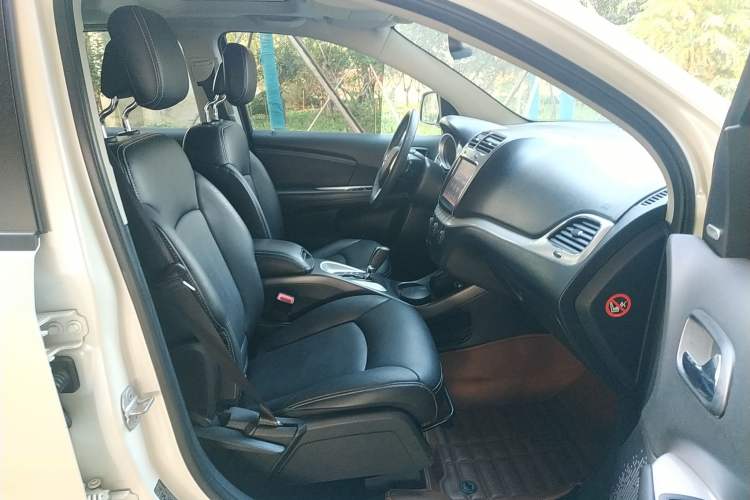 Used Dodge Journey 2013 2.4L Two-Wheel Drive Luxury Version Right Front Seat