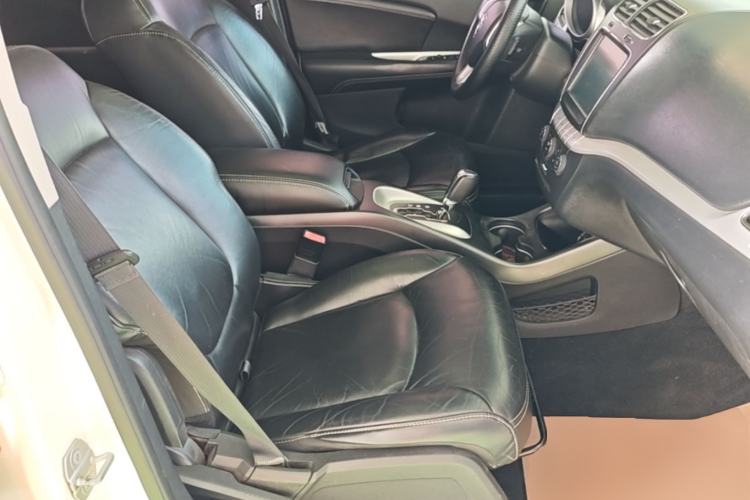 Used Dodge Journey 2013 2.4L Two-Wheel Drive Luxury Version Right Front Seat