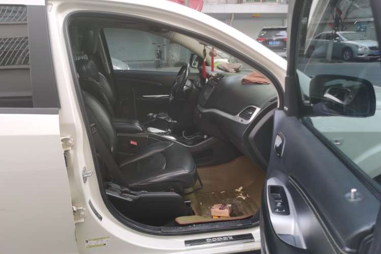 Used Dodge Journey 2013 2.4L Two-Wheel Drive Luxury Version Right Front Seat