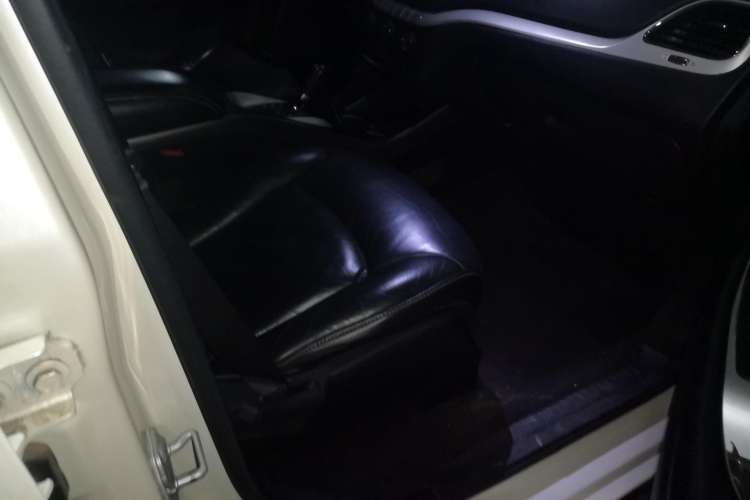 Used Dodge Journey 2013 2.4L Two-Wheel Drive Luxury Version Right Front Seat