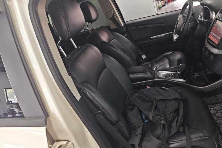 Used Dodge Journey 2013 2.4L Two-Wheel Drive Luxury Version Right Front Seat