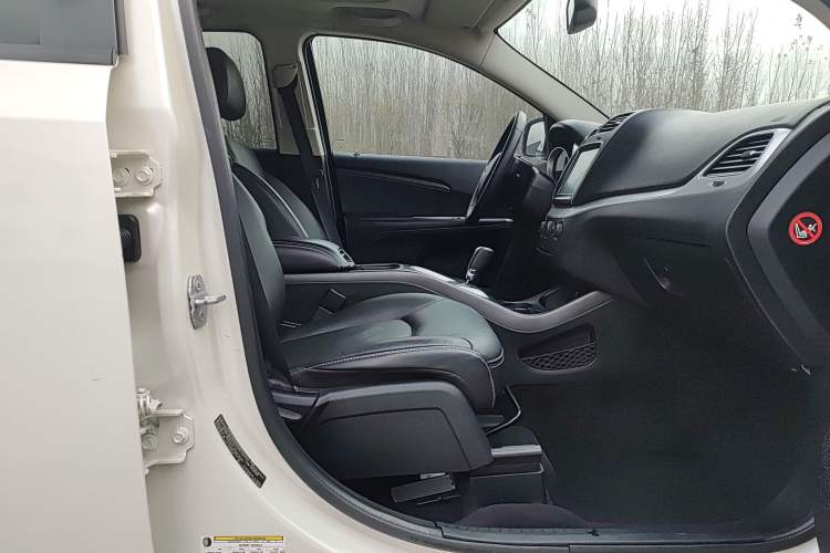 Used Dodge Journey 2013 2.4L Two-Wheel Drive Luxury Version Right Front Seat