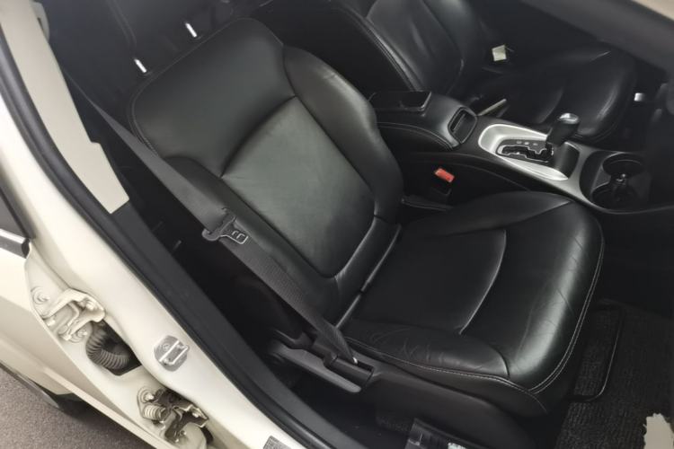 Used Dodge Journey 2013 2.4L Two-Wheel Drive Luxury Version Right Front Seat