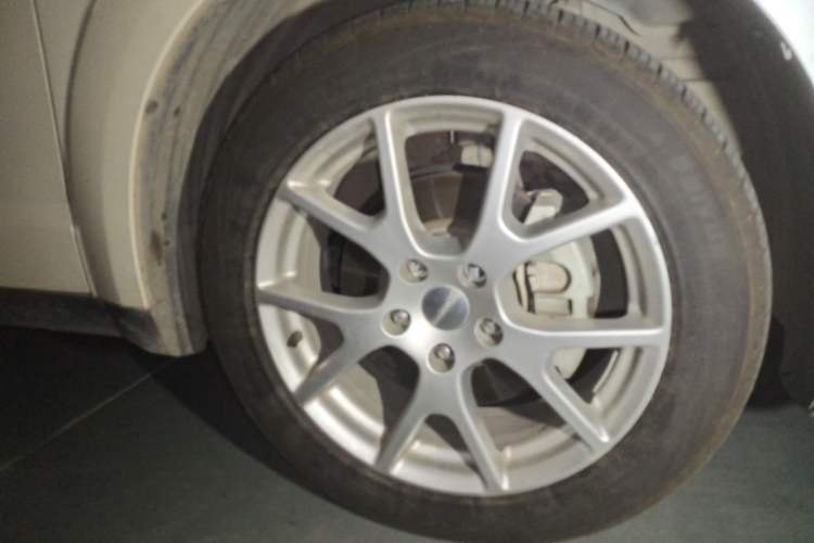 Used Dodge Journey 2013 2.4L Two-Wheel Drive Luxury Version Right Front Wheel Hub