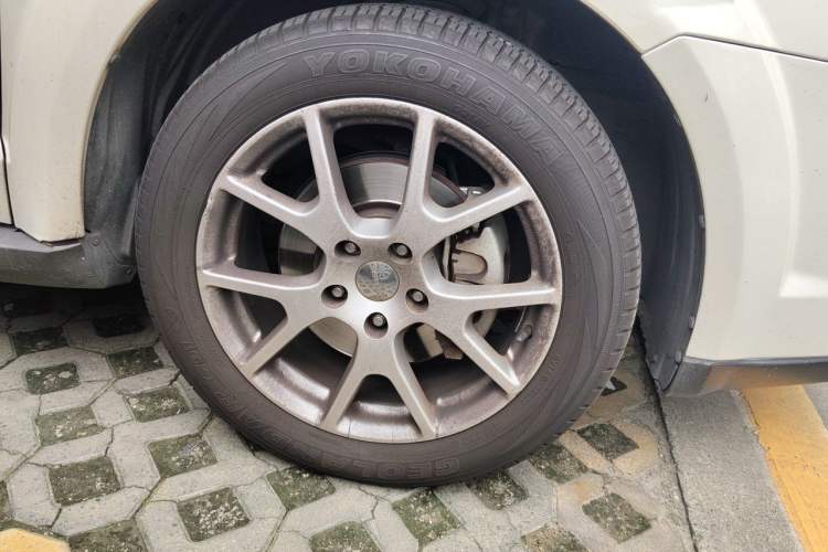 Used Dodge Journey 2013 2.4L Two-Wheel Drive Luxury Version Right Front Wheel Hub