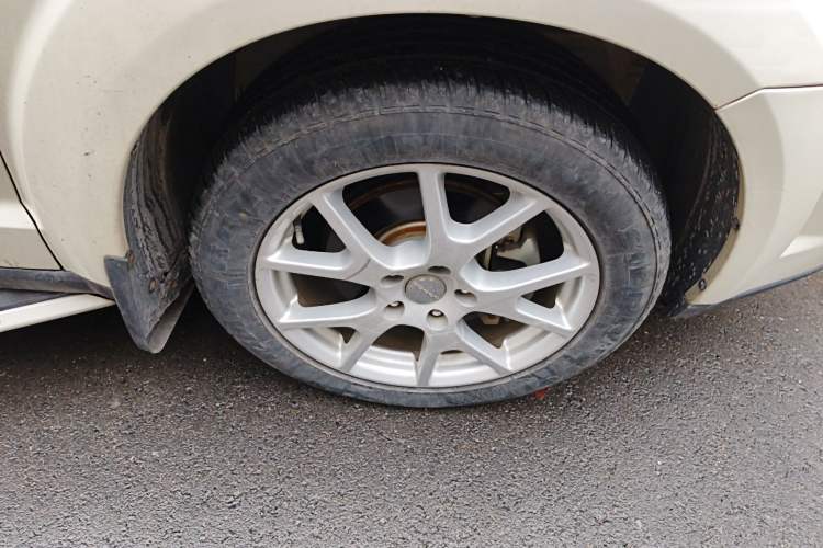 Used Dodge Journey 2013 2.4L Two-Wheel Drive Luxury Version Right Front Wheel Hub