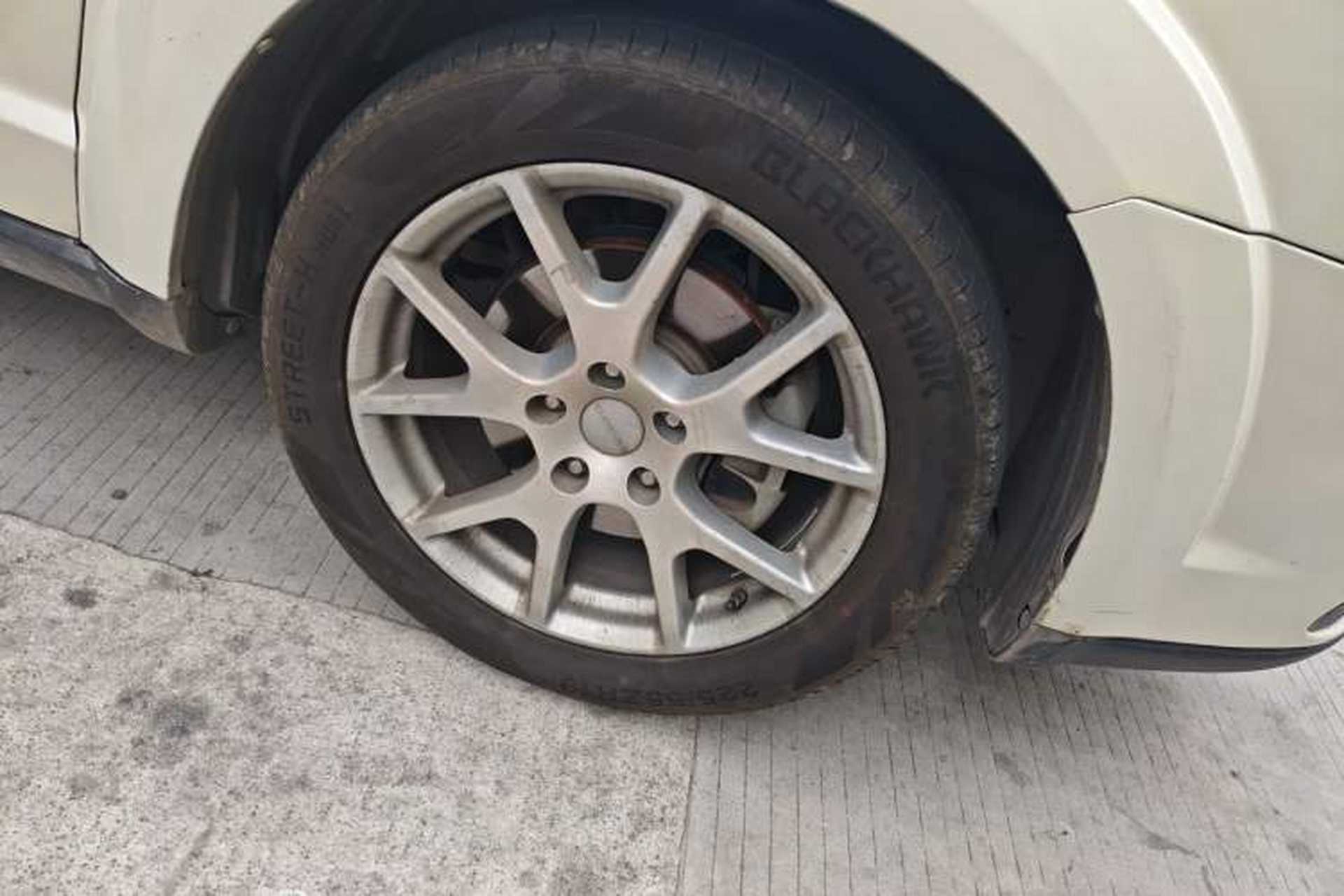 Used Dodge Journey 2013 2.4L Two-Wheel Drive Luxury Version Right Front Wheel Hub