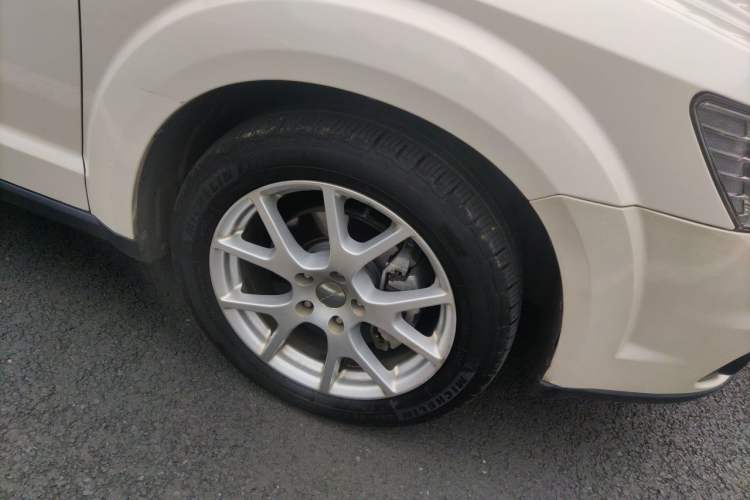 Used Dodge Journey 2013 2.4L Two-Wheel Drive Luxury Version Right Front Wheel Hub
