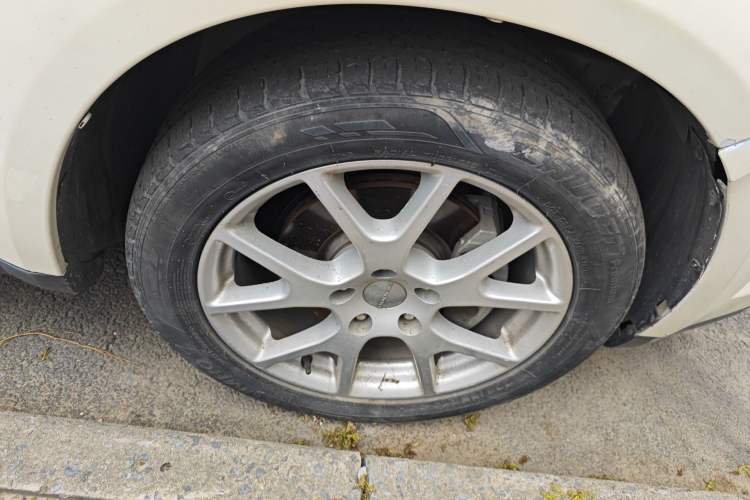Used Dodge Journey 2013 2.4L Two-Wheel Drive Luxury Version Right Front Wheel Hub