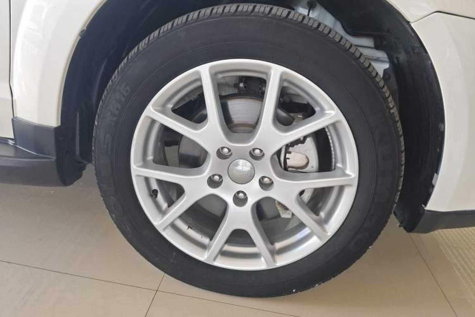 Used Dodge Journey 2013 2.4L Two-Wheel Drive Luxury Version Right Front Wheel Hub