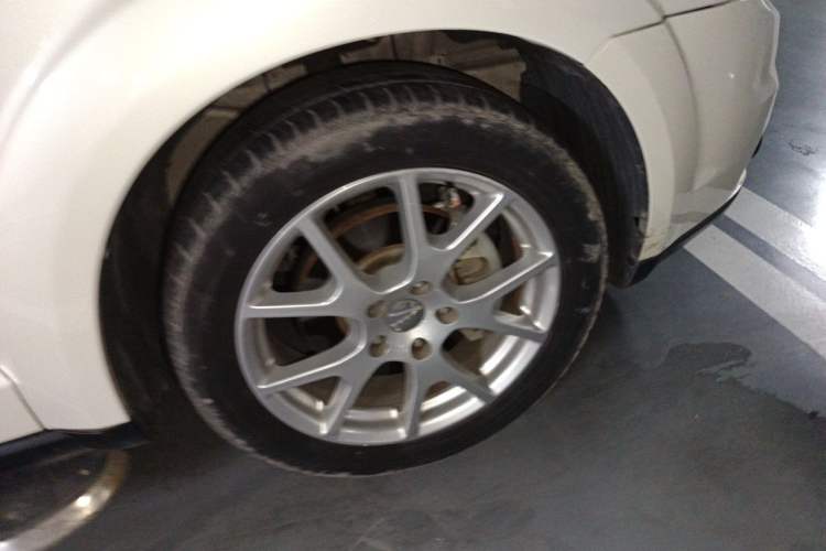 Used Dodge Journey 2013 2.4L Two-Wheel Drive Luxury Version Right Front Wheel Hub
