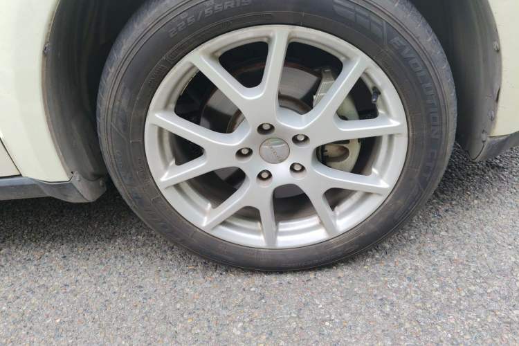 Used Dodge Journey 2013 2.4L Two-Wheel Drive Luxury Version Right Front Wheel Hub