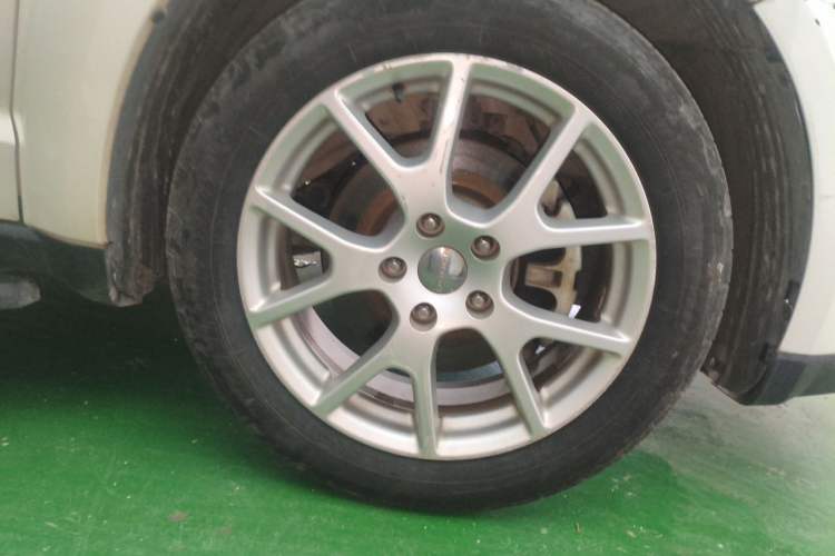 Used Dodge Journey 2013 2.4L Two-Wheel Drive Luxury Version Right Front Wheel Hub