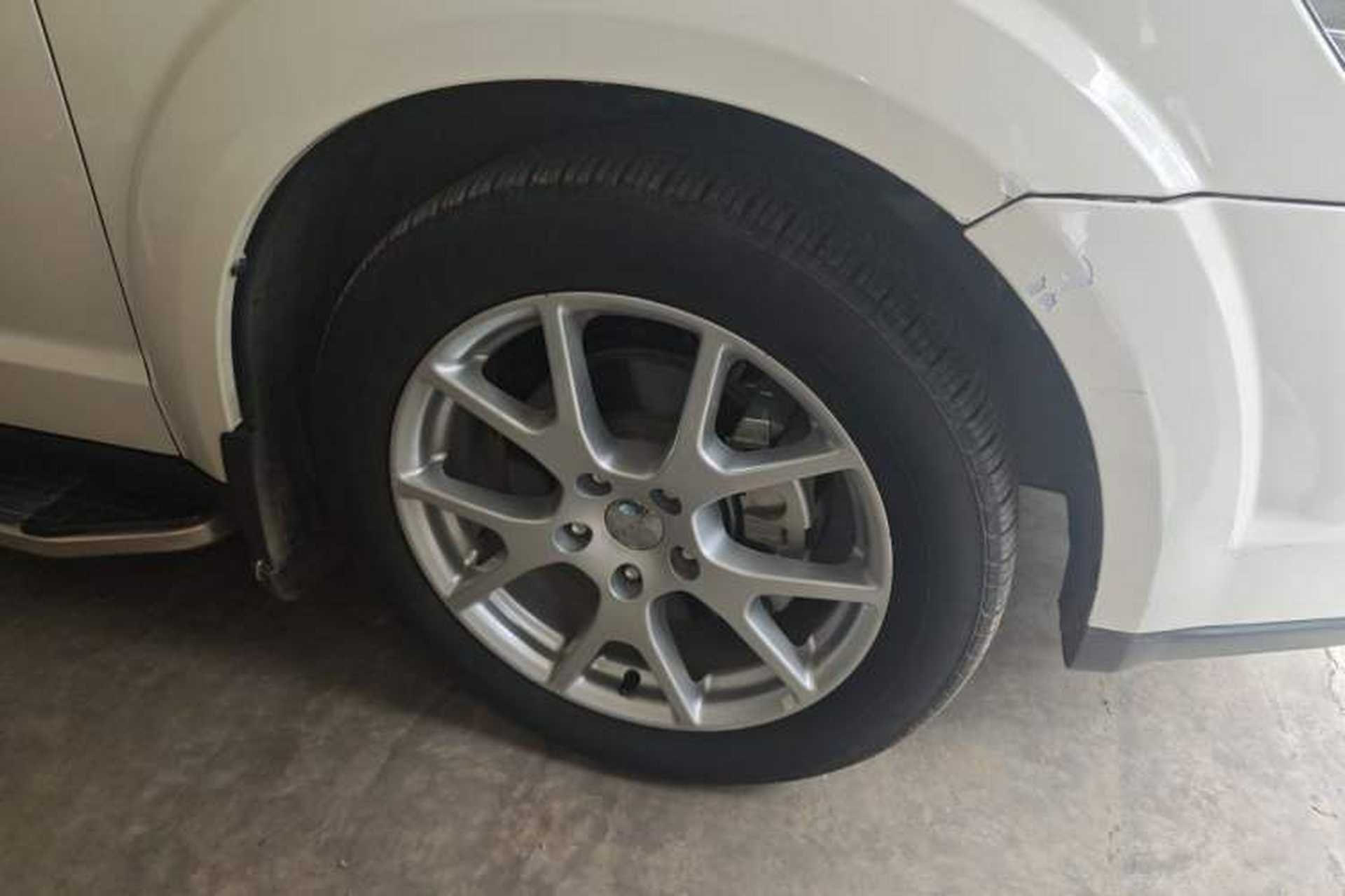 Used Dodge Journey 2013 2.4L Two-Wheel Drive Luxury Version Right Front Wheel Hub