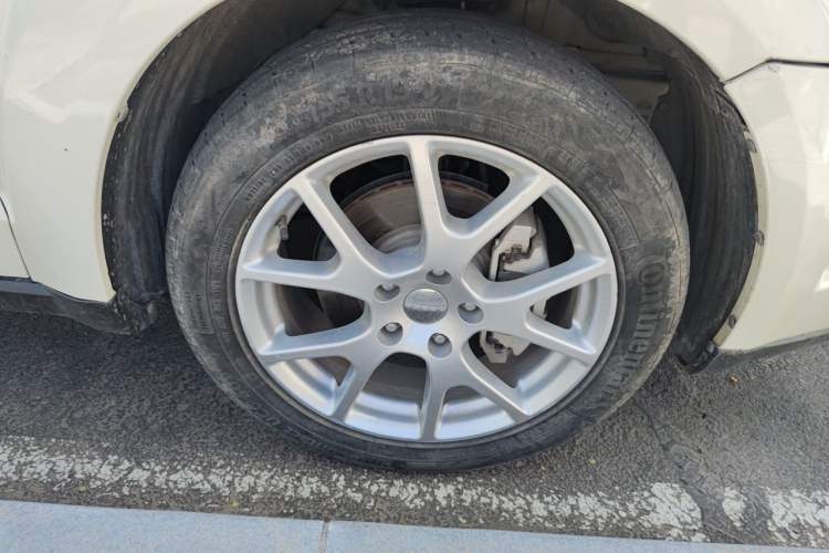 Used Dodge Journey 2013 2.4L Two-Wheel Drive Luxury Version Right Front Wheel Hub