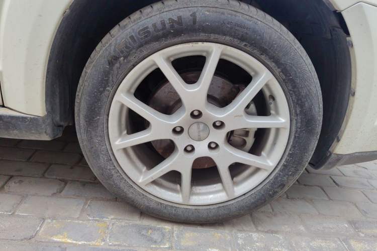 Used Dodge Journey 2013 2.4L Two-Wheel Drive Luxury Version Right Front Wheel Hub