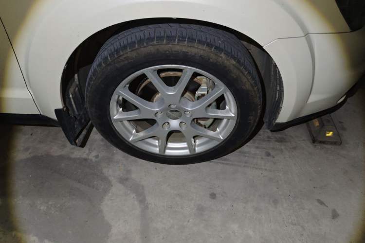 Used Dodge Journey 2013 2.4L Two-Wheel Drive Luxury Version Right Front Wheel Hub