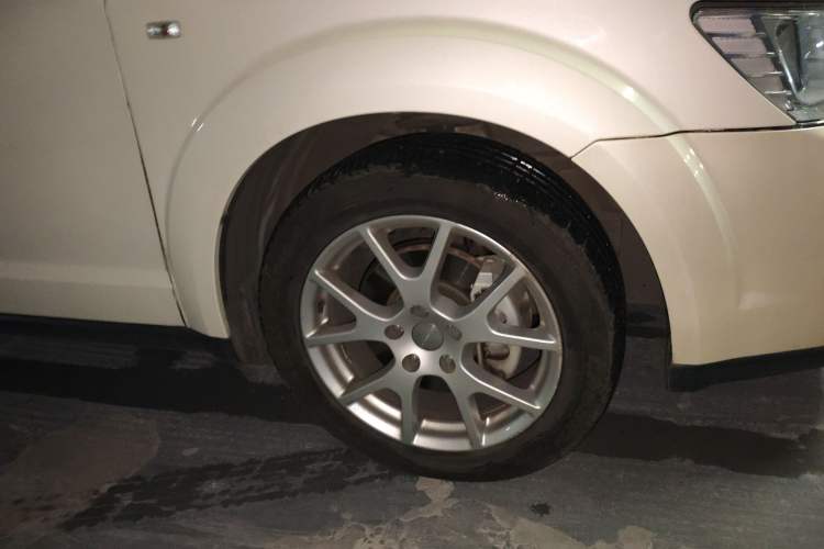 Used Dodge Journey 2013 2.4L Two-Wheel Drive Luxury Version Right Front Wheel Hub