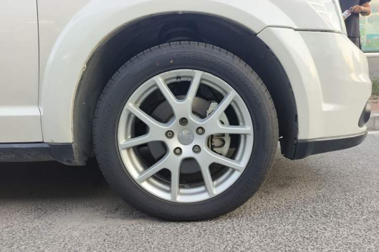 Used Dodge Journey 2013 2.4L Two-Wheel Drive Luxury Version Right Front Wheel Hub