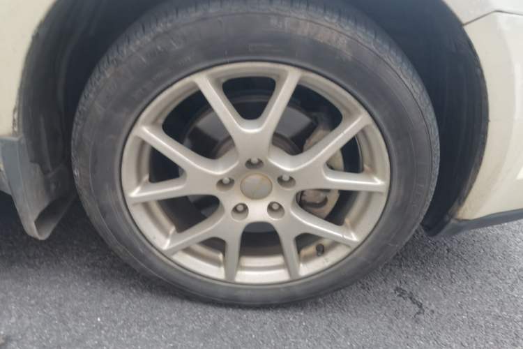 Used Dodge Journey 2013 2.4L Two-Wheel-Drive Smart Edition Right Front Wheel Hub