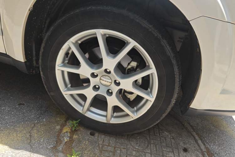 Used Dodge Journey 2013 2.4L Two-Wheel Drive Luxury Version Right Front Wheel Hub