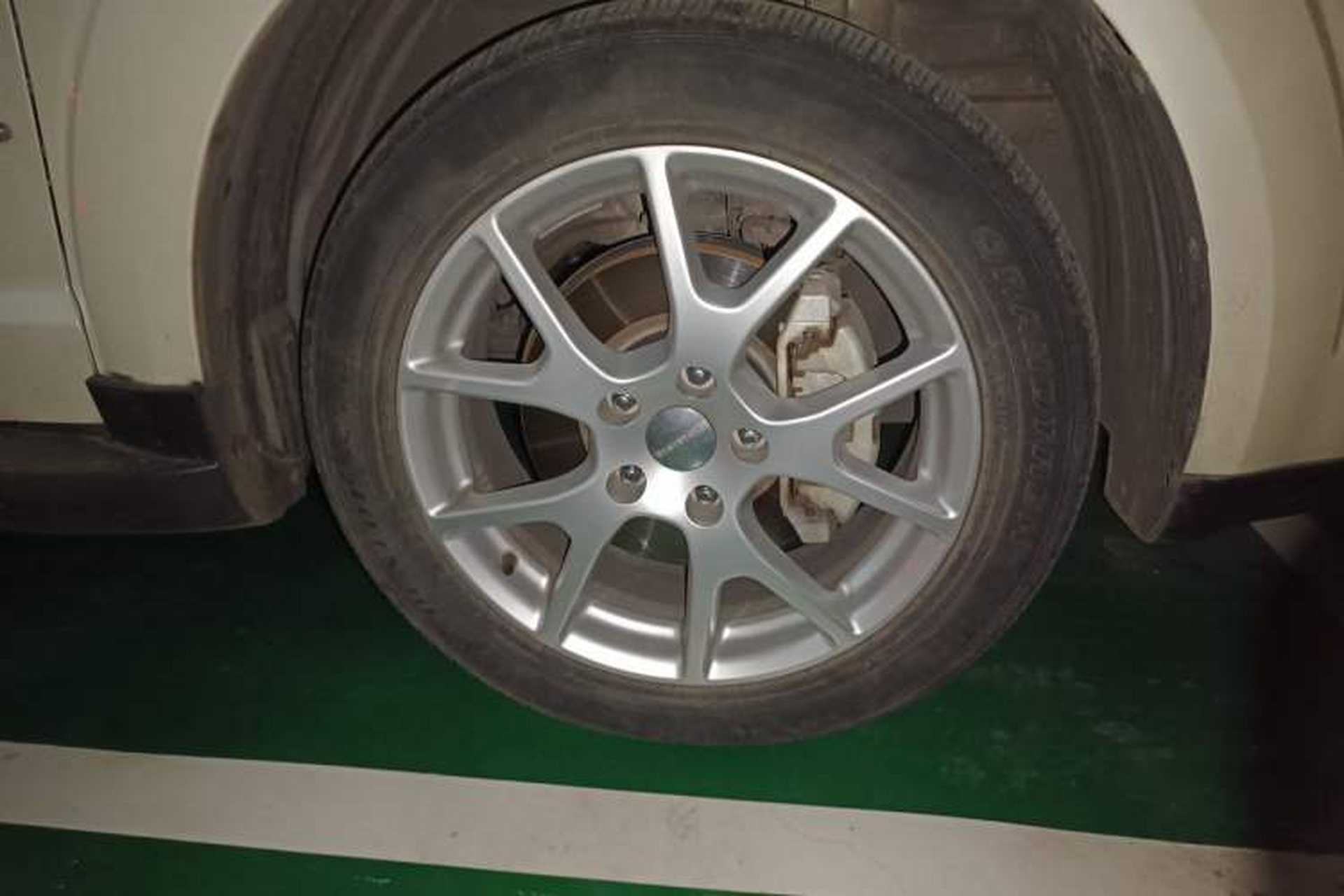 Used Dodge Journey 2013 2.4L Two-Wheel Drive Luxury Version Right Front Wheel Hub