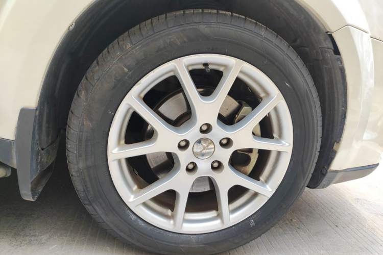 Used Dodge Journey 2013 2.4L Two-Wheel Drive Luxury Version Right Front Wheel Hub