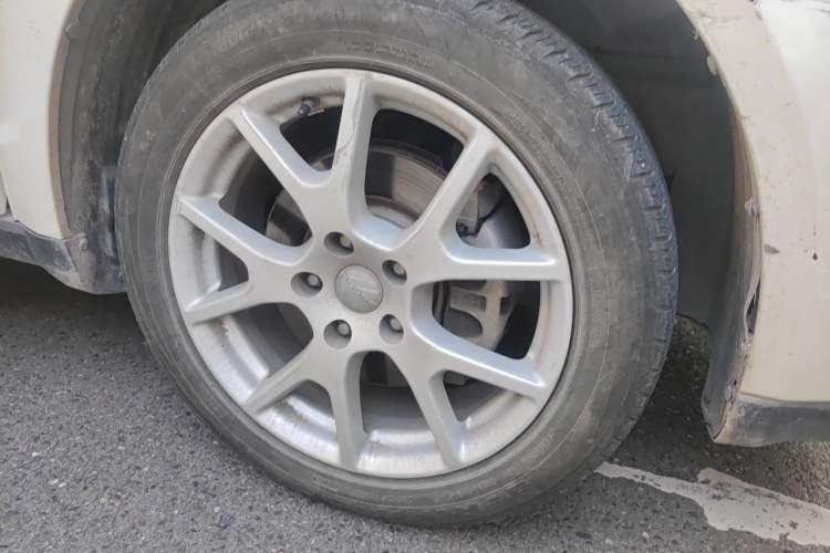 Used Dodge Journey 2013 2.4L Two-Wheel Drive Luxury Version Right Front Wheel Hub