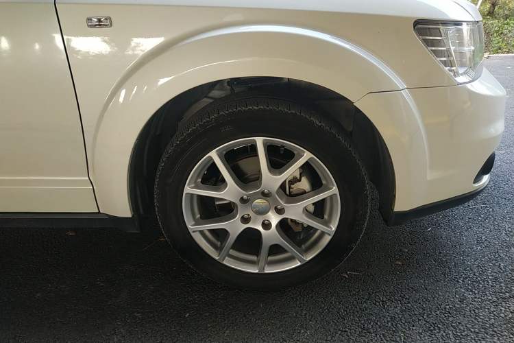 Used Dodge Journey 2013 2.4L Two-Wheel Drive Luxury Version Right Front Wheel Hub