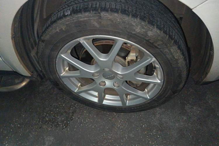 Used Dodge Journey 2013 2.4L Two-Wheel Drive Luxury Version Right Front Wheel Hub