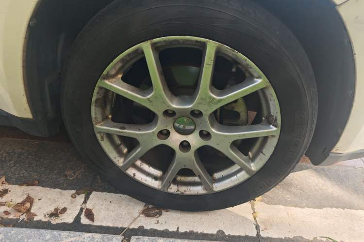 Used Dodge Journey 2013 2.4L Two-Wheel Drive Luxury Version Right Front Wheel Hub