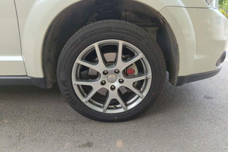 Used Dodge Journey 2013 3.6L Four-Wheel Drive Flagship Edition Right Front Wheel Hub