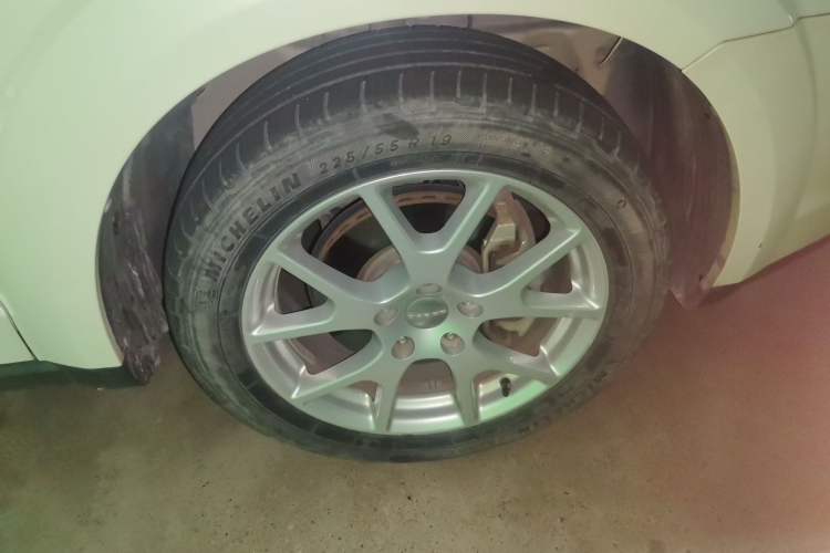 Used Dodge Journey 2013 2.4L Two-Wheel Drive Luxury Version Right Front Wheel Hub