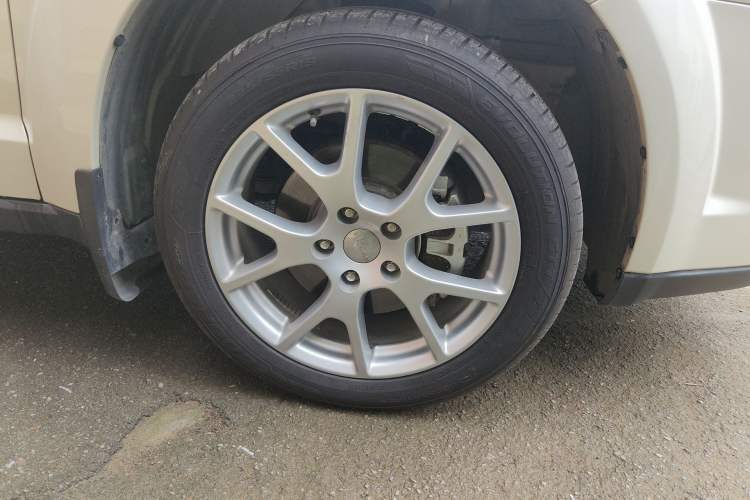 Used Dodge Journey 2013 2.4L Two-Wheel Drive Luxury Version Right Front Wheel Hub