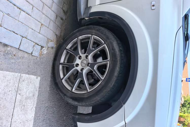 Used Dodge Journey 2013 2.4L Two-Wheel Drive Luxury Version Right Front Wheel Hub