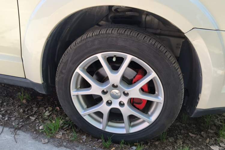 Used Dodge Journey 2013 2.4L Two-Wheel Drive Luxury Version Right Front Wheel Hub