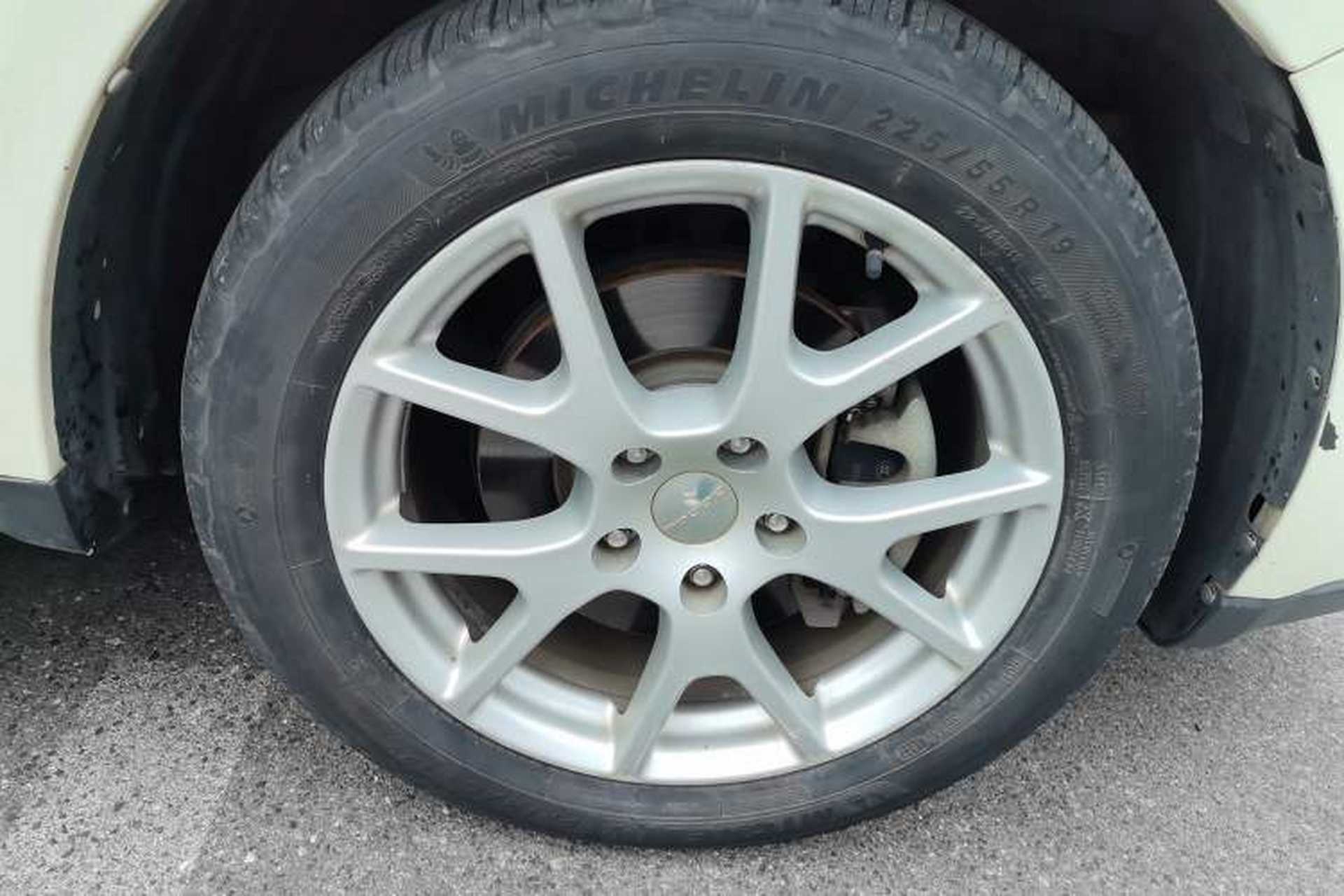 Used Dodge Journey 2013 2.4L Two-Wheel Drive Luxury Version Right Front Wheel Hub
