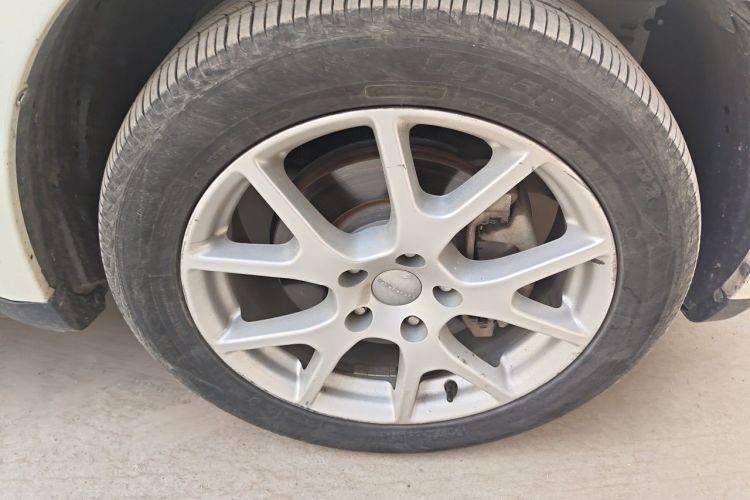 Used Dodge Journey 2013 2.4L Two-Wheel Drive Luxury Version Right Front Wheel Hub