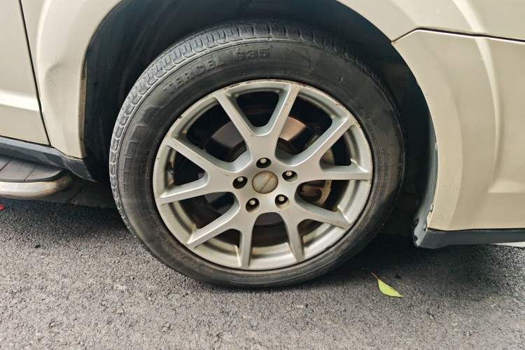 Used Dodge Journey 2013 2.4L Two-Wheel Drive Luxury Version Right Front Wheel Hub