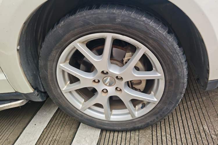 Used Dodge Journey 2013 2.4L Two-Wheel Drive Luxury Version Right Front Wheel Hub