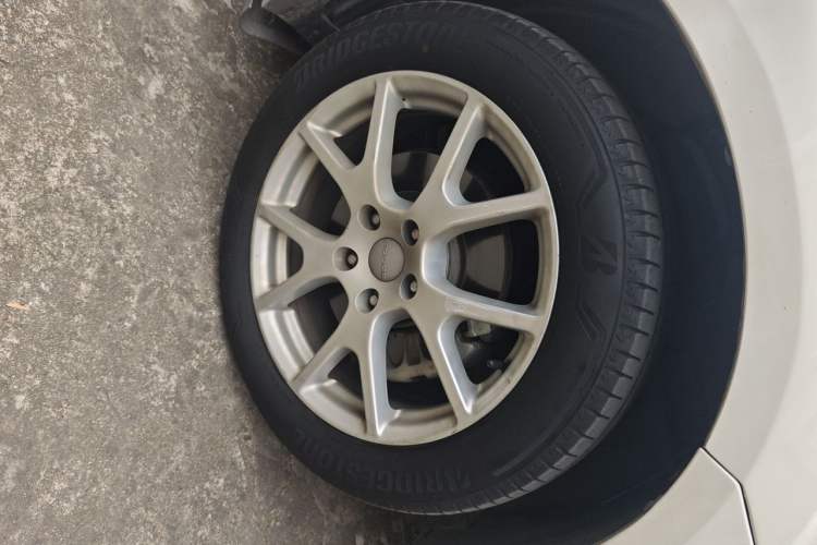 Used Dodge Journey 2013 2.4L Two-Wheel Drive Luxury Version Right Front Wheel Hub