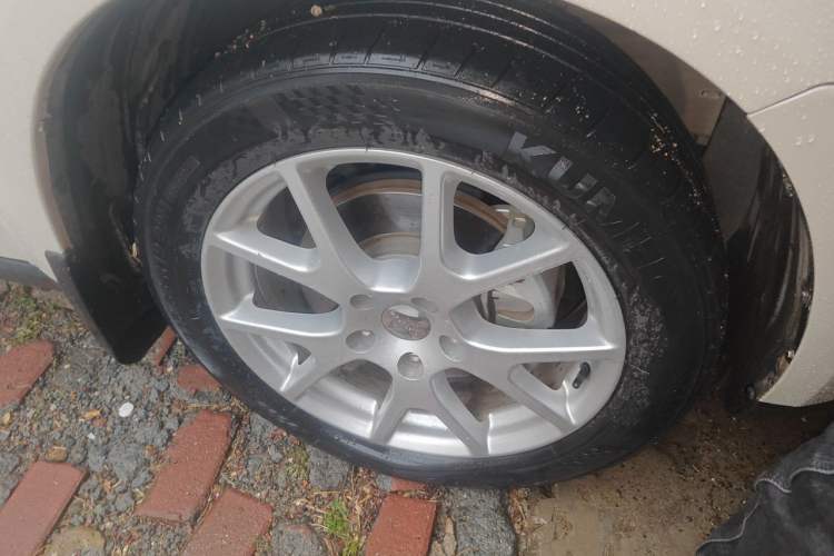 Used Dodge Journey 2013 2.4L Two-Wheel Drive Luxury Version Right Front Wheel Hub