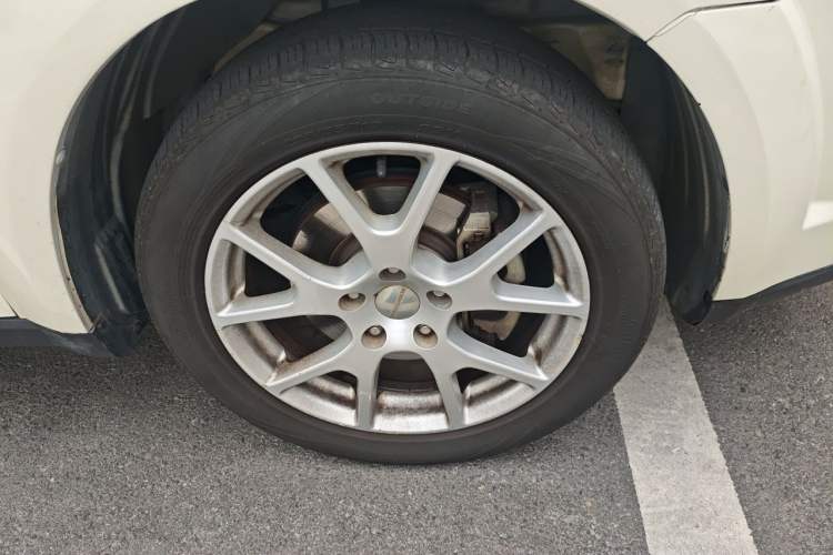 Used Dodge Journey 2013 2.4L Two-Wheel Drive Luxury Version Right Front Wheel Hub