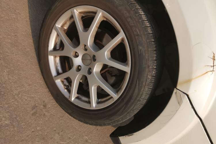Used Dodge Journey 2013 2.4L Two-Wheel Drive Luxury Version Right Front Wheel Hub
