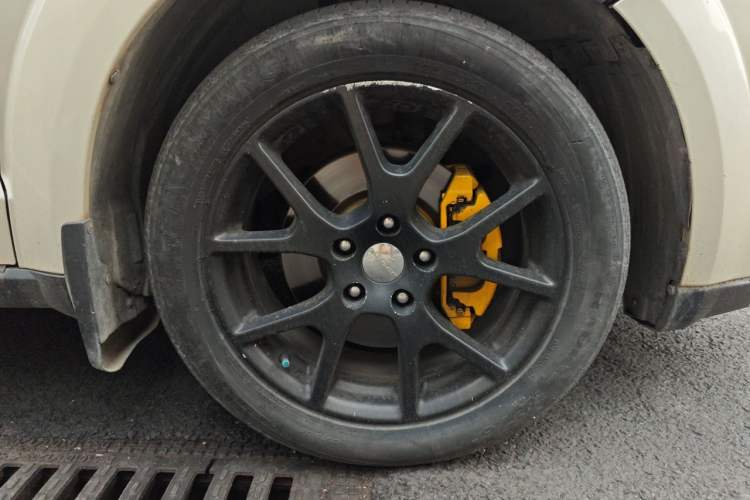 Used Dodge Journey 2013 2.4L Two-Wheel Drive Luxury Version Right Front Wheel Hub