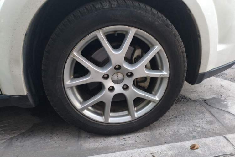 Used Dodge Journey 2013 2.4L Two-Wheel Drive Luxury Version Right Front Wheel Hub